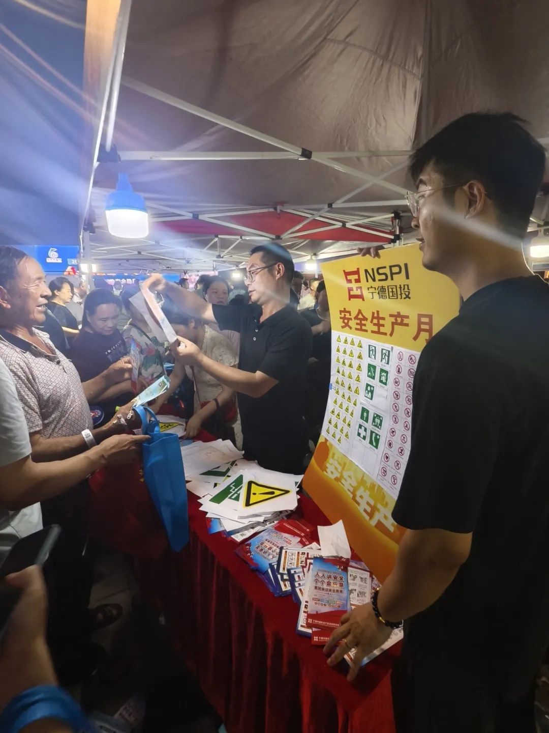 【国投资讯】人人讲安全、个个会应急——查找身边安全隐患 市国投公司参加“安全生产月”咨询日宣传活动